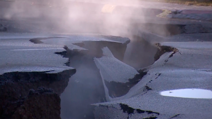   Islandia: Habitantes de recogen pertenencias a mientras siguen apareciendo grietas 