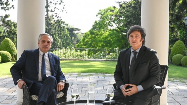 Con caras largas de Fernández y Milei comenzó la transición en Argentina