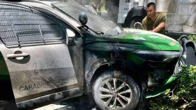 Patrulla de Carabineros fue incendiada durante disturbios en las afueras de la UMCE