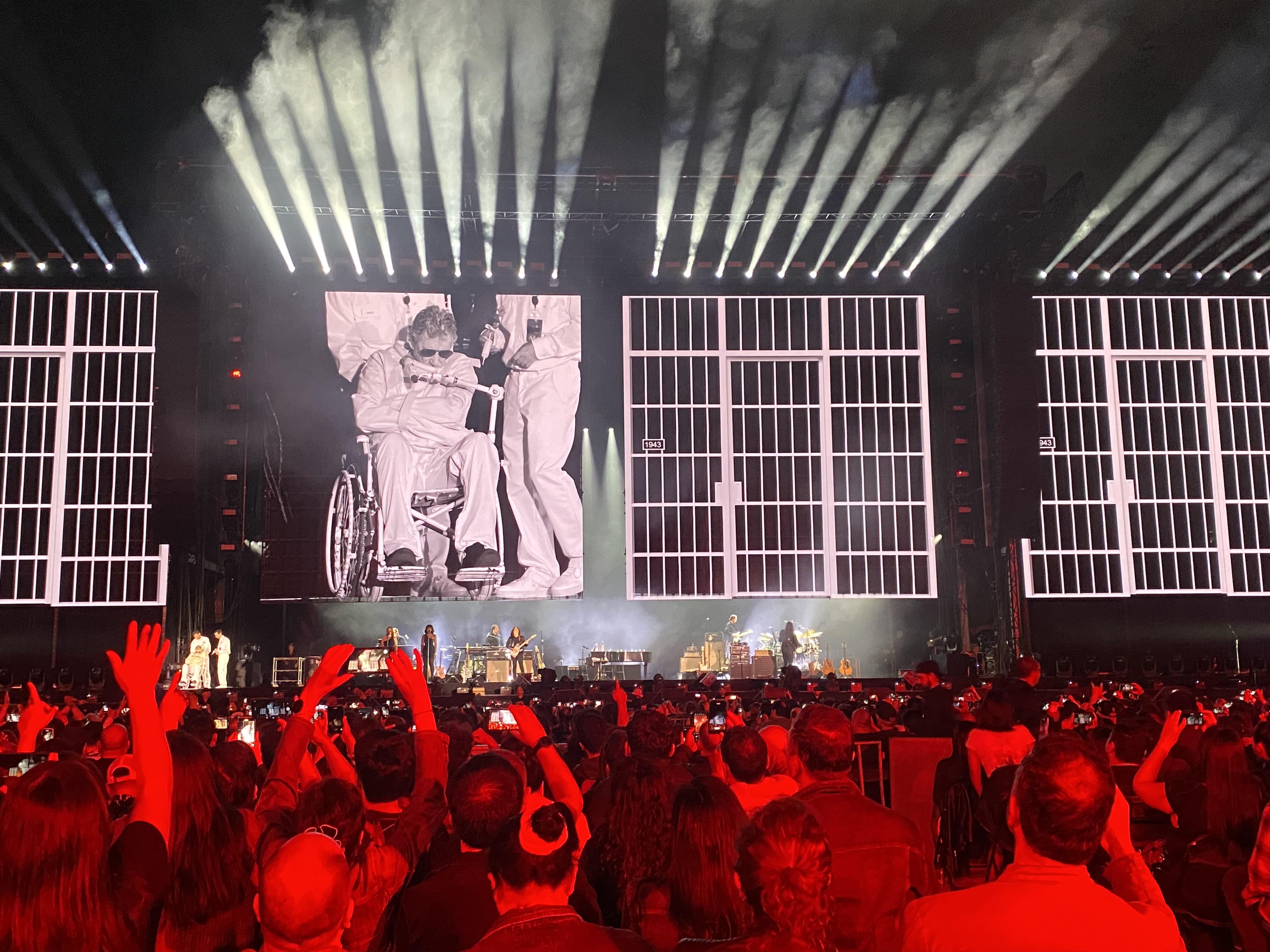 Roger Waters cantando con una camisa de fuerza Roger Waters cantando con una camisa de fuerza