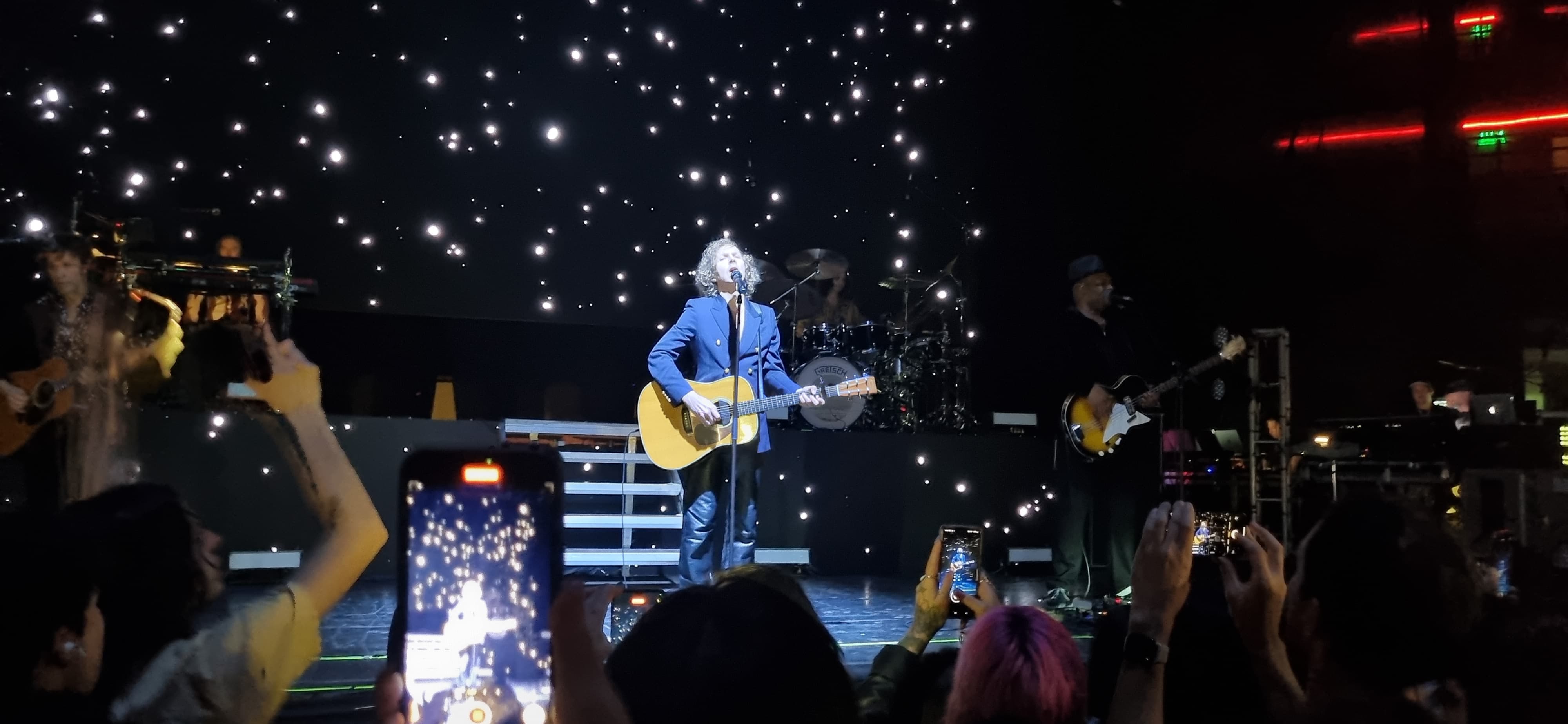 El Teatro Caupolicán se iluminó con los celulares cuando Beck cantó "Lost Cause Beck regresó a Chile con inolvidable show: Lost Cause