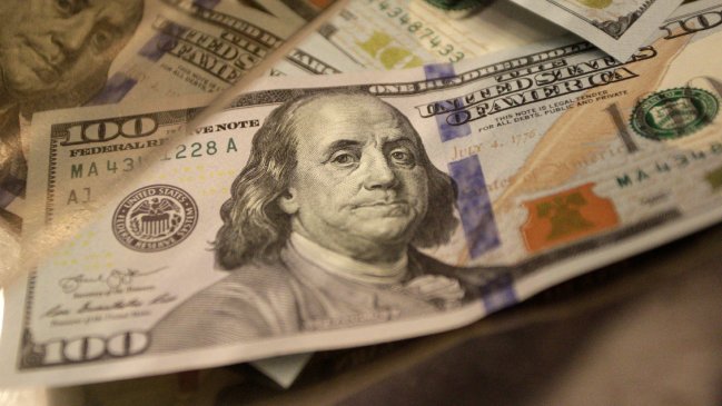 Argentina devalúa su moneda en 50% y el dólar oficial sube a 800 pesos