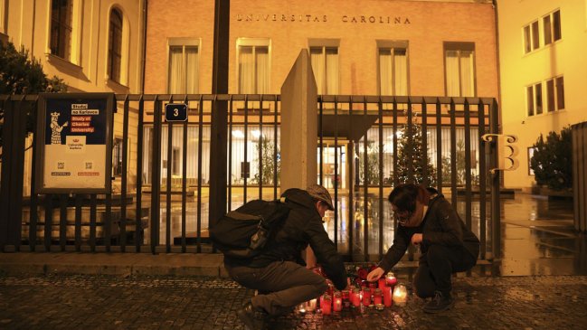 Praga no ve indicios de terrorismo en el tiroteo que dejó 15 muertos