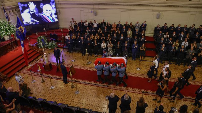 A puertas abiertas: Sebastián Piñera es velado en la sede del Congreso en Santiago