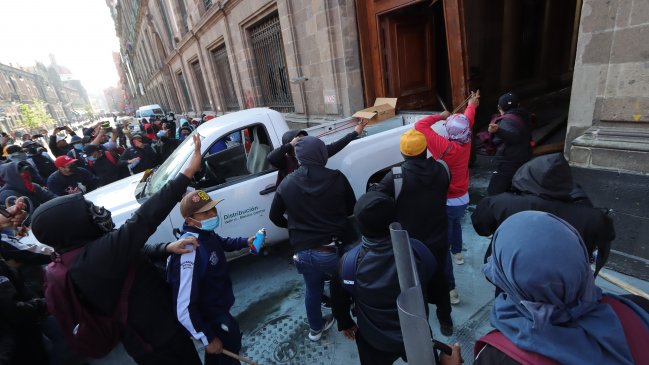México: Manifestantes derribaron puerta del palacio presidencial con López Obrador dentro