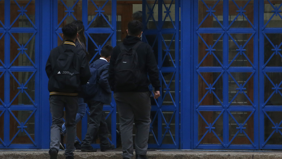 Isla de Maipo: Escolar pateó en el suelo a compañero con discapacidad