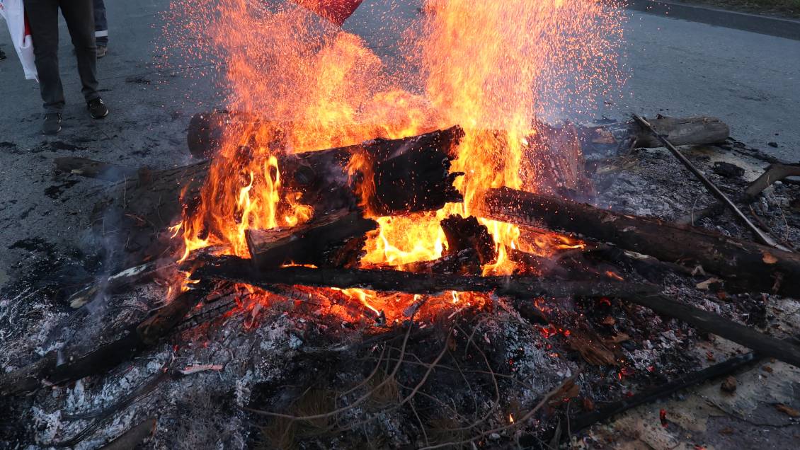 Con barricadas, habitantes de la 