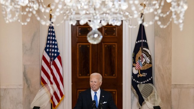 El plan de Biden para la crisis: Aparentar normalidad y apuntar a Trump