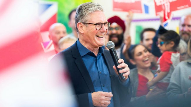 Laboristas arrasan en Reino Unido y Keir Starmer gobernará con mayoría absoluta