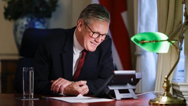 Gobierno de Boric felicitó a Starmer por su victoria en Reino Unido