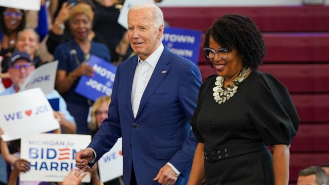 Biden condena el atentado contra Trump y se alegra de que esté bien