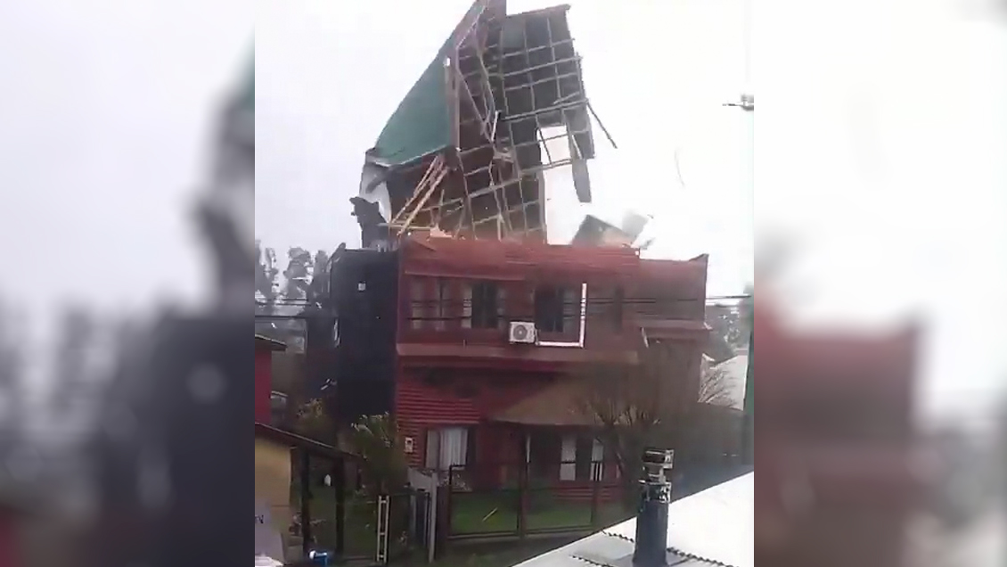 El viento arrasó con el techo de una casa en Futrono