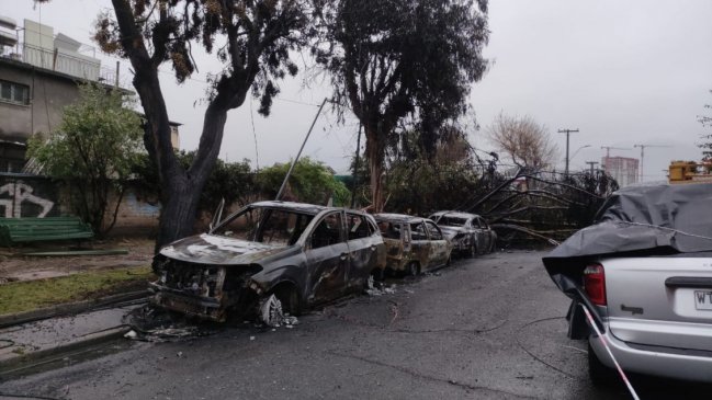 Macul: Tres autos calcinados por caída del tendido eléctrico