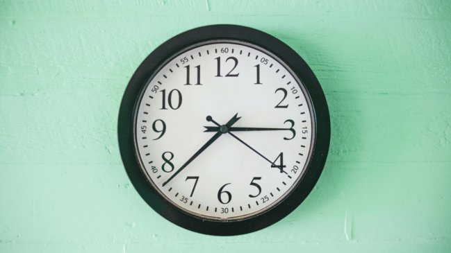 Comenzó el horario de verano en Chile: ¿Cómo ajustar los relojes?