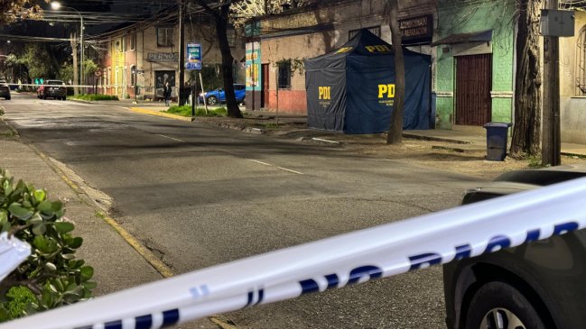 Detectives abatieron a dos delincuentes que los intentaron asaltar en Santiago