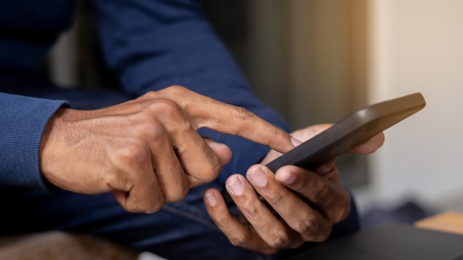 Pensó que hablaba con una mujer en Tinder y lo estafaron con $52 millones