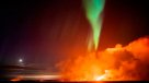 Sorprendente cuadro: Auroras boreales durante erupción volcánica en Islandia