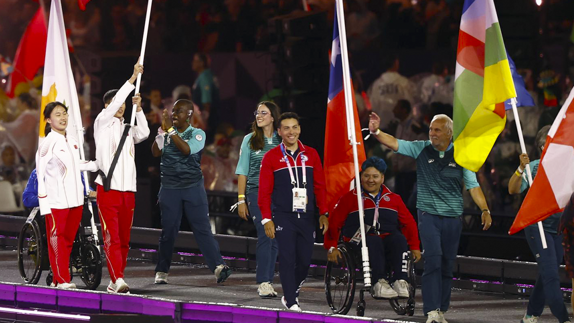 El Team ParaChile desfiló en el cierre de los Juegos Paralímpicos de París 2024