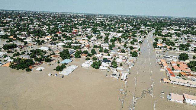 Graves inundaciones azotan a más de 239.000 personas tras colapso de una presa en Nigeria