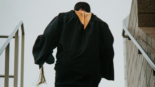 A ley: Universidades no podrán condicionar entrega de título por deudas de arancel