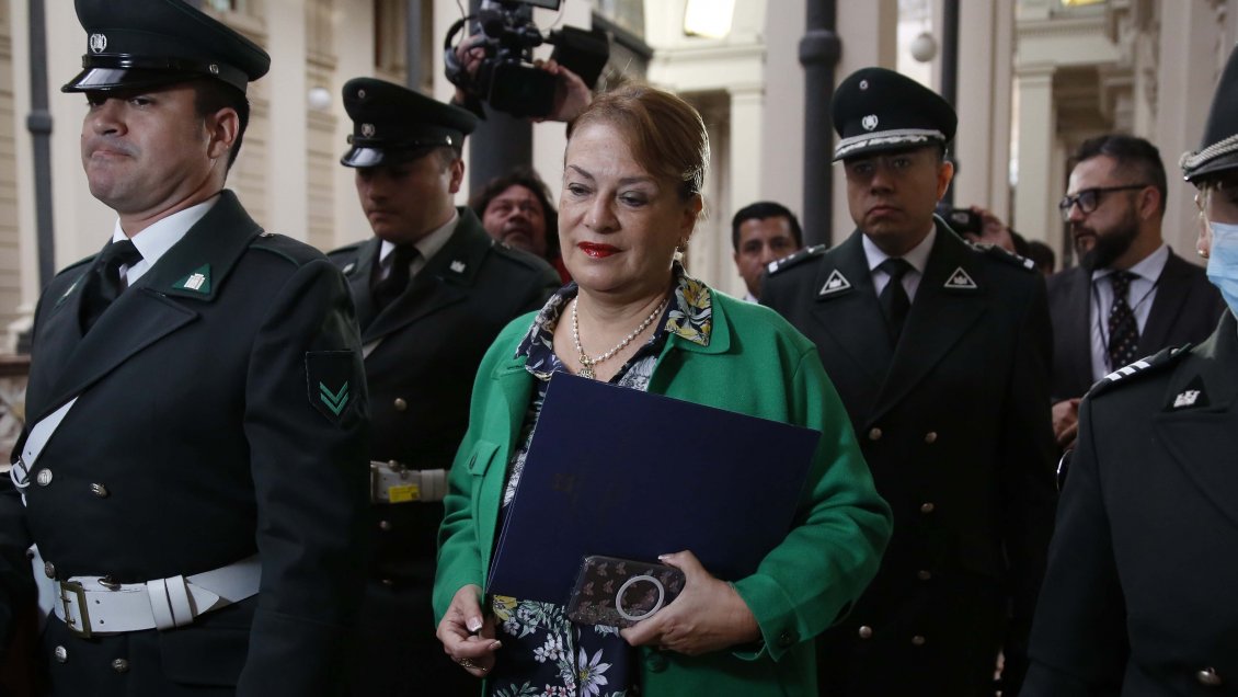 Incautan equipos tecnológicos de Ángela Vivanco desde la Corte Suprema Incautan equipos tecnológicos de Ángela Vivanco desde la Corte Suprema