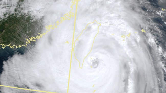 Taiwán se prepara para recibir el tifón Kong-rey, de vientos sobre 226 km/h y el mayor en tres décadas