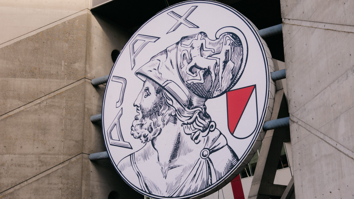 Ajax anunció el regreso permanente de su escudo clásico Ajax anunció el regreso permanente de su escudo clásico