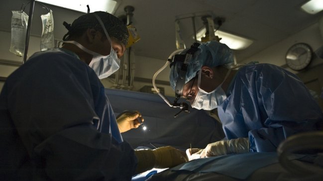 Médicos italianos realizaron el primer trasplante en el mundo de corazón sin dejar de latir