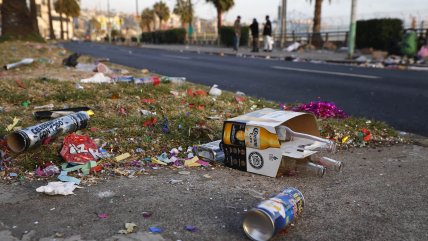   La otra tradición: El basural en Valparaíso tras celebración de Año Nuevo 