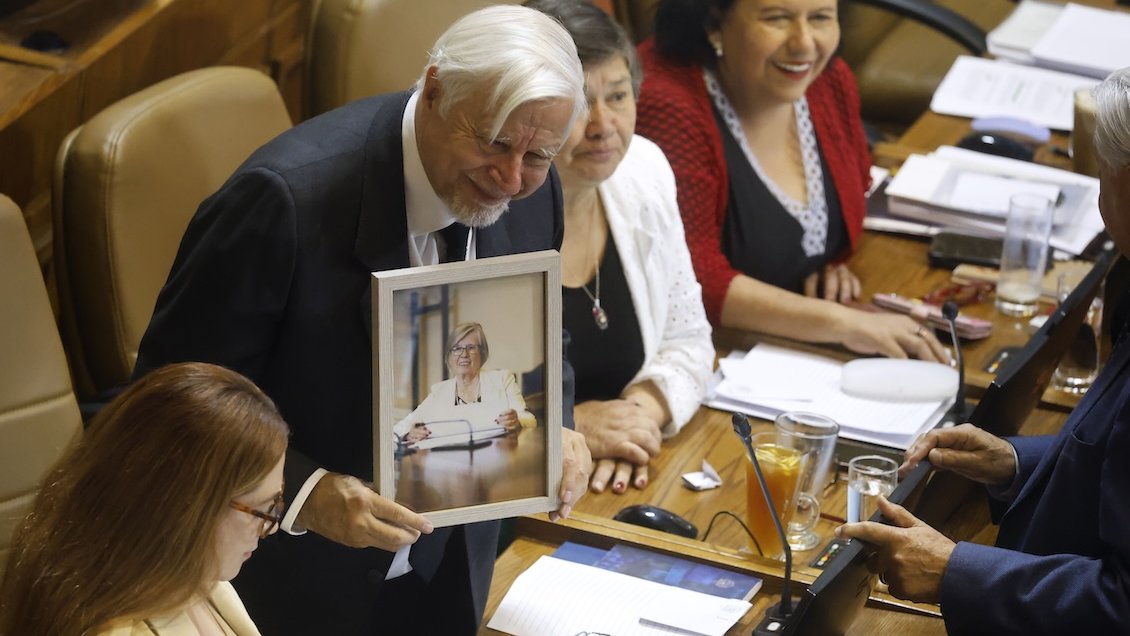 Roberto Celedón asumió como diputado en reemplazo de su fallecida esposa, Mercedes Bulnes Roberto Celedón asumió como diputado en reemplazo de su fallecida esposa, Mercedes Bulnes