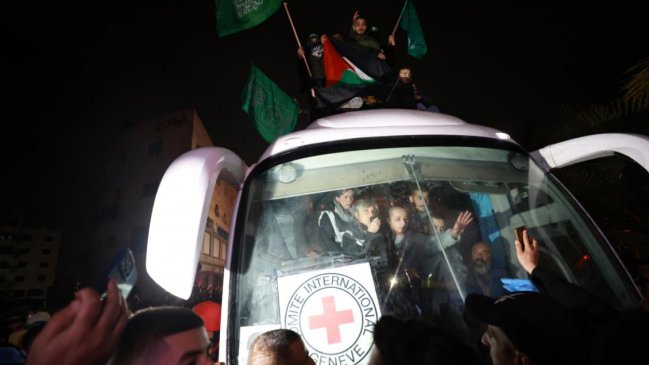 Primer día de alto el fuego en Gaza: Tres rehenes israelíes y 90 presos palestinos libres