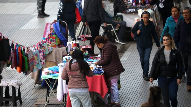 Un tercio de los chilenos reconoce comprar en el comercio informal