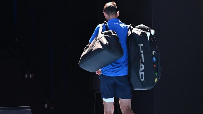 Djokovic se retiró ante Zverev en el Abierto de Australia y dejó la pista bajo pifias
