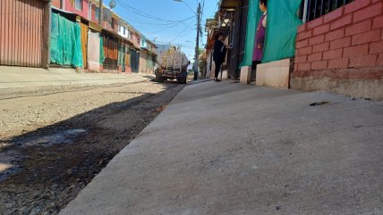  Vecinos de Cerro Navia indignados: Constructora pavimentó veredas inclinadas  