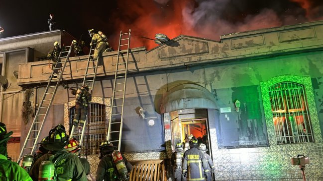 Tres bomberos lesionados dejó violento incendio en Estación Central