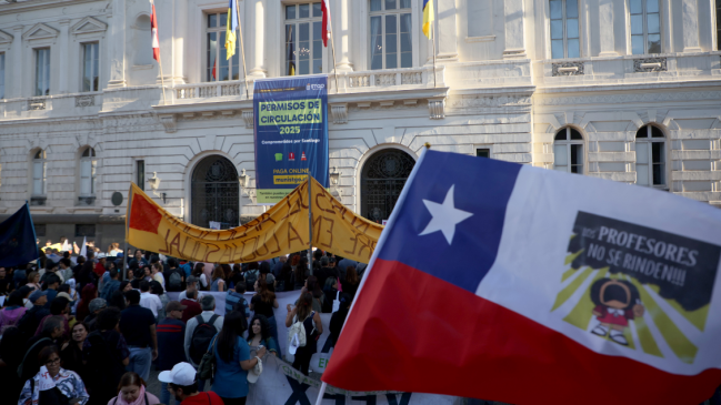 Profesores de Santiago en paro indefinido por no pago de sueldos en enero y febrero