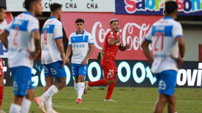 Ñublense amargó a U. Católica con un agónico empate en Chillán