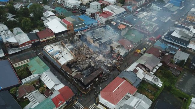 Gobierno anuncia ayudas para locatarios afectados por devastador incendio en Ancud