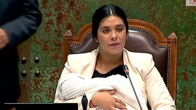 Cámara rechazó moción de censura contra Cariola, quien llegó con su hijo recién nacido