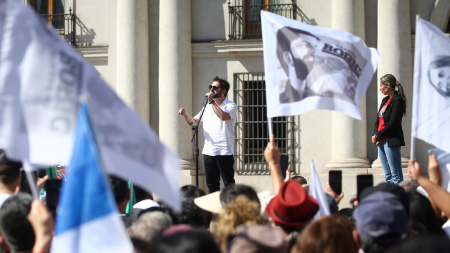 Presidente insistió en la unidad ante adherentes que llegaron a apoyarlo a La Moneda