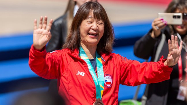 La tenimesista Tania Zeng fue homenajeada en la previa del partido entre Iquique y Unión Española