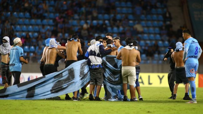 Duelo de Iquique y U. Española fue suspendido por invasión de hinchas