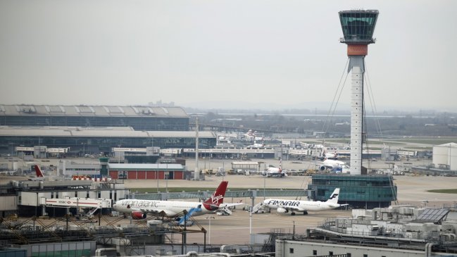 Más de 1.300 vuelos afectados: Unidad antiterrorista investiga incendio cercano a aeropuerto de Londres