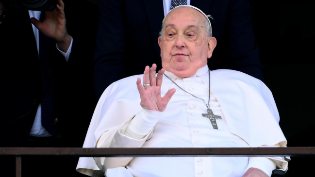 El papa dejó el hospital, habló brevemente y saludó a transeúntes en Roma