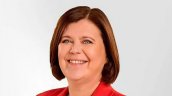 Ministra de Islandia renunció tras admitir que tuvo un hijo con menor de edad hace 30 años