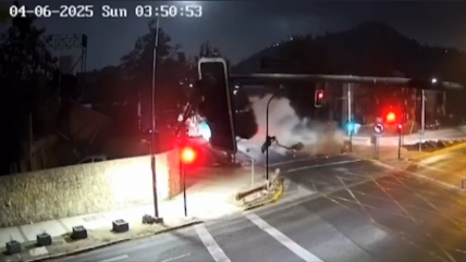  Conductor estaba ebrio: Auto voló y se estrelló contra una vivienda  