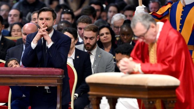 JD Vance asistió a liturgia de Viernes Santo en el Vaticano, pese a la ausencia del papa