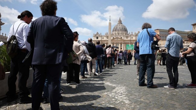 El papa Francisco ya recibe el adiós de los fieles en la basílica de San Pedro