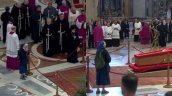 Genevieve, la monja que saltó el protocolo y se acercó al féretro del papa para despedirlo