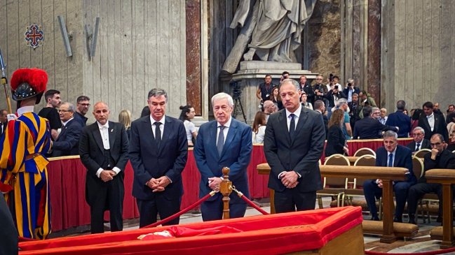 Van Klaveren arribó a Roma con comitiva chilena: 